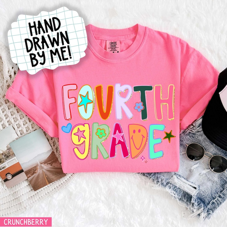 Maglietta Comfort Colors® per insegnanti di quarta elementare, stile preppy, con stelle colorate disegnate a mano e glitter dorati, ideale come regalo di apprezzamento. Crunchberry