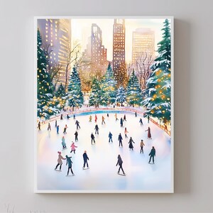 Puede incluir: Una pintura de acuarela de una escena de invierno con personas patinando sobre hielo en un parque. La escena está ambientada en una ciudad con edificios altos en el fondo. Hay árboles decorados con luces y nieve en el suelo.
