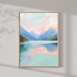 Puede incluir: Una pintura de un lago de montaña con el reflejo del cielo en el agua. El cielo es de un rosa y azul suave, y las montañas son de un azul oscuro. El lago es de un azul claro.