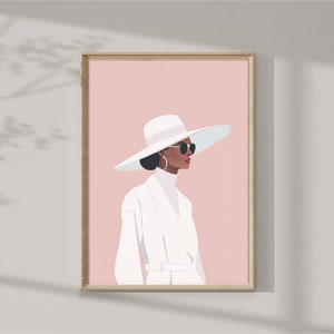 Puede incluir: Una mujer con un sombrero blanco y gafas de sol, con un abrigo blanco, sobre un fondo rosa.