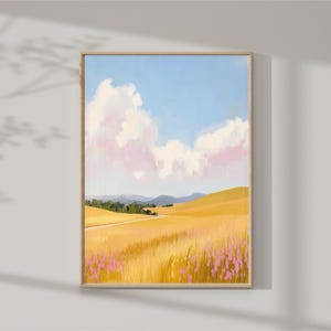 Pode incluir: Pintura de paisagem emoldurada que retrata um campo ensolarado com uma estrada de terra que leva a colinas distantes. O céu é azul com nuvens brancas e rosa. Flores silvestres amarelas e rosa pontilham o primeiro plano.