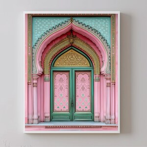 Puede incluir: Una puerta adornada en rosa y verde con una puerta de madera tallada. La puerta tiene un diseño dorado y está enmarcada en un arco rosa con detalles intrincados.