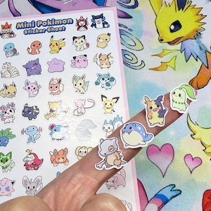 Może przedstawiać: Biały arkusz naklejek z napisem Mini Pokimon Sticker Sheet, zawierający siatkę małych, kolorowych ilustracji postaci. Cztery pojedyncze, wycięte naklejki przedstawiające różne postacie są pokazane oddzielnie od głównego arkusza.