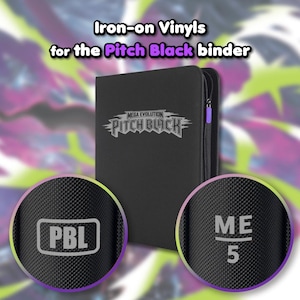 Puede incluir: Una carpeta negra con cremallera que presenta el texto Mega Evolution Pitch Black en la portada. Dos recuadros circulares muestran detalles en primer plano del material texturizado con el texto PBL en un rectángulo y el texto ME 5.