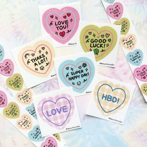 Adesivo de trevo de boa sorte, adesivo de amor, adesivo laminado HBD em forma de coração para vibrações felizes, adesivo para citação positiva, adesivo de citação de amor