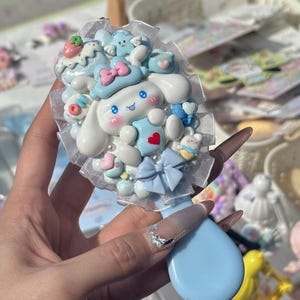 デコデンサンリオデコレーション付きクッションブラシ。パーソナライズされたギフト、女の子、パーティー、親友、かわいい/クリエイティブなギフトのアイデアに最適です。