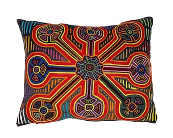 Cuscino Kuna Mola panamense con design geometrico a 8 punti