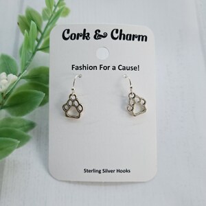 Pendientes con estampado de patas de contorno de plata l Regalo de los amantes de los gatos l Regalo de la mamá del gato l Regalo de los amantes de los perros l Regalo de la mamá del perro l Pendientes de plata de ley