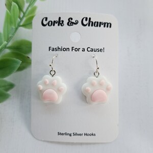 Pendientes de plata con estampado de pata rosa blanca l Regalo de los amantes de los gatos l Regalo de la mamá del gato l Regalo de los amantes de los perros l Regalo de la mamá del perro l Pendientes de plata de ley