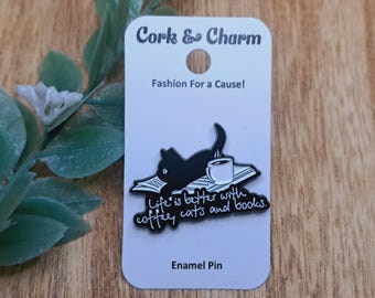 Life is Better With Coffee Cats and Books emaille pin l Cadeau voor lezers l Cadeau voor boekenliefhebbers l Cadeau voor kattenliefhebbers