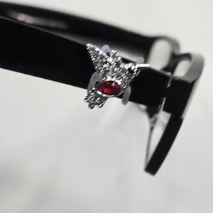Adorno para gafas con forma de colibrí de metal esmaltado plateado y diamantes de imitación rojo rubí | Joyería para gafas