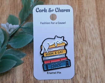 Emaille pin witte kat koffieboek l Cadeau voor lezers l Cadeau voor boekenliefhebbers l Cadeau voor kattenliefhebbers
