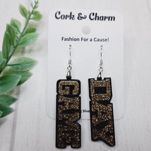 Pendientes deportivos de resina acrílica con diseño de día de partido de fútbol en oro y negro en plata de ley