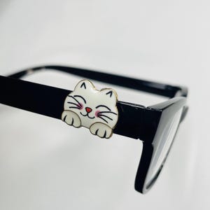 Biały uśmiechnięty kot z łapkami, emaliowany EyeDeco l Zawieszka do okularów l Biżuteria do okularów l Prezent dla miłośników kotów l