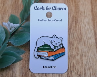 Witte kat slaapt op stapel boeken boek kat emaille pin l cadeau voor lezers l cadeau voor boekenliefhebbers l cadeau voor kattenliefhebbers