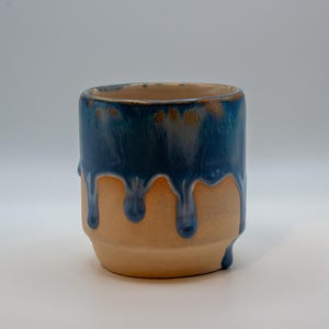 Handgjord stengodsmugg, djupblå droppglasyr, handtagslös mugg