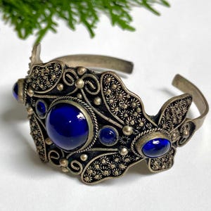 Bracciale rigido a farfalla con cabochon in vetro blu — Bracciale rigido regolabile fatto a mano in stile mediorientale