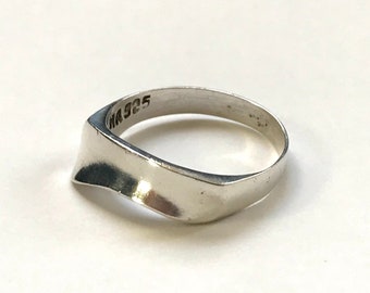 Vintage Sterling Silver Ring with Modernist Curved Design—925 Silver Simple Ring — Size 7