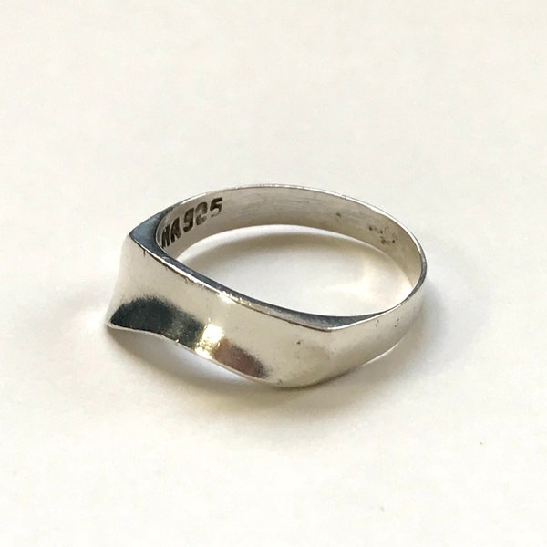 Vintage Sterling Silver Ring with Modernist Curved Design—925 Silver Simple Ring — Size 7