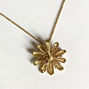 18KT ブローチ/ペンダント - 6.9 グラムのソリッド 750 イエロー ゴールド - スパイキー パッション フラワー キャスト ゴールド ジュエリー - ヴィンテージ MCM スタイル ゴールド ブローチ