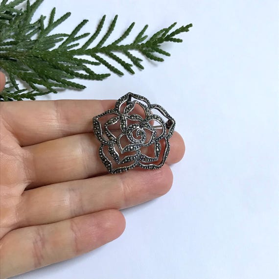 Broche Ancienne En Argent Massif Forme Fleur Avec Marcassites Et Perle - Occasion