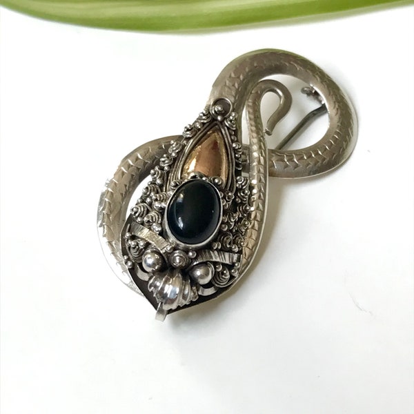 Broche serpent sterling avec onyx et or — Épingle serpent enroulée en argent 925 avec motif indonésien en spirale fine