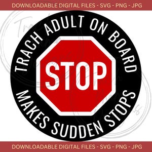 Peut inclure: Un cercle noir et blanc avec un panneau d'arrêt rouge au centre. Le texte autour du panneau d'arrêt indique "Trach Adult On Board Makes Sudden Stops".