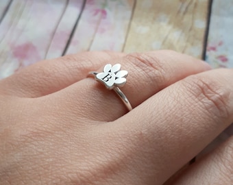 Anillo con inicial de huella de pata: Regalo para amantes de las mascotas