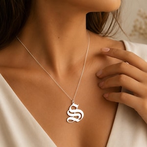 Collier surdimensionné avec initiale en style gothique, collier monogramme personnalisé en lettres gothiques