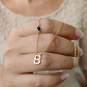 Collier avec initiales et pierres de naissance en or 22 carats, cadeau d'anniversaire, collier de pierres de naissance sur le côté, petit collier initiale, argent sterling, cadeau de Noël