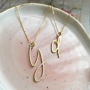 Collar con inicial extragrande de oro macizo de 8 quilates, joyería con letras cursivas, collar con monograma cursivo, regalo de Navidad para hija.