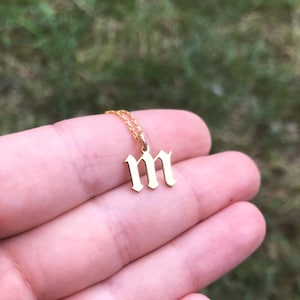 Collar con inicial gótica de oro macizo de 8 quilates, joya con monograma de letra inglesa antigua, regalo de Navidad para tu mejor amiga.