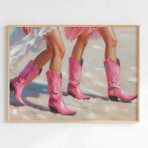 Op de afbeelding: Een schilderij van twee vrouwen die roze cowboylaarzen dragen. De vrouwen lopen op een zandstrand. Het schilderij is gemaakt in een realistische stijl.
