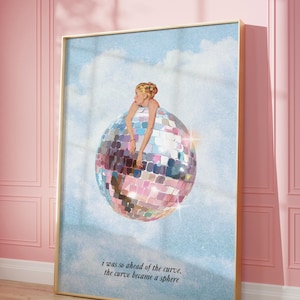 Könnte beinhalten: Eine Illustration im Retro-Stil einer Frau, die auf einer Discokugel sitzt, vor einem blauen Himmel mit Wolken. Der Text "i was so ahead of the curve, the curve became a sphere" steht unter der Discokugel.