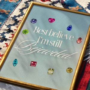 Bejeweled Print, Best Believe I'm Still Bejeweled Poster, Modna sztuka ścienna, Wystrój mieszkania w college'u, Jasnoniebieska sztuka ścienna Niebieska sztuka ścienna Preppy