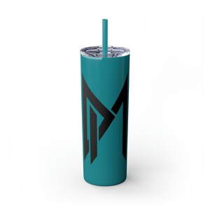 Puede incluir: Un vaso de acero inoxidable turquesa con un diseño de letra "M" negra y una pajita azul.