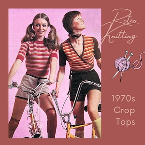 Può includere: Due donne con crop top a righe di maglia e pantaloncini vanno in bicicletta. Le donne hanno i capelli lunghi e sorridono. Lo sfondo è rosa. L'immagine è intitolata "Crop Top anni '70" e ha una piccola illustrazione di ferri da maglia e lana.