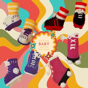 Op de afbeelding: Gebreid baby bootie patroon met een verscheidenheid aan kleurrijke ontwerpen, waaronder rood, wit, blauw, geel, paars, roze en zwart. De booties zijn gevormd als rol schaatsen met veters en wielen.