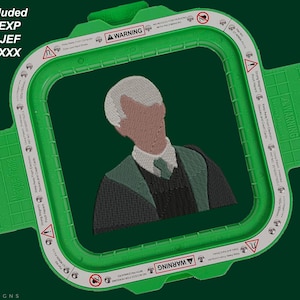 Puede incluir: Aro de bordado verde con una imagen bordada en blanco y verde de una persona con cabello blanco y una túnica verde y blanca. El texto "WARNING" está impreso en el aro.