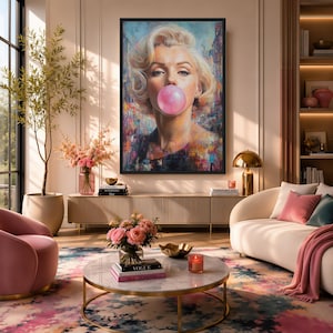Puede incluir: Una impresión de arte mural enmarcada que presenta el retrato de una persona rubia con cabello ondulado soplando una gran burbuja de chicle rosa, representada en un estilo abstracto vibrante y multicolor con pinceladas visibles y un marco negro.