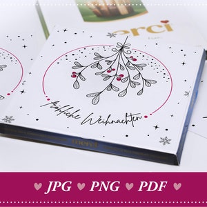 Könnte beinhalten: Eine weiße Karte mit einem roten Kreis und einer schwarz-weißen Illustration eines Mistelzweigs mit roten Beeren. Der Text "Frohliche Weihnachten" ist in schwarzer Kursivschrift in den Kreis geschrieben. Die Karte hat einen blauen Rand und das Wort "merci" ist in schwarz unten aufgedruckt.