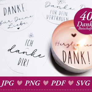 Puede incluir: Un conjunto de 40 etiquetas de agradecimiento imprimibles con diferentes diseños. Las etiquetas presentan texto escrito a mano en tinta negra sobre fondo blanco. El texto incluye frases como "Danke" y "Herzlichen Dank!" Las etiquetas son perfectas para agregar un toque personal a los regalos o favores.