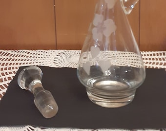 Jarra de clarete con asa de vidrio cortado con rueda vintage o decantador de vino Jarra de vino con grabado floral