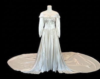 Impresionante vestido de novia vintage de satén de 1952 con tocado de diadema adornado con perlas.