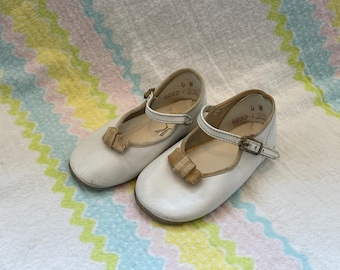 Vintage 1960s Baby Deer White Leather Infant Shoes