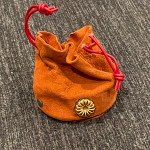 Vintage Madame Alexander Puppen Geldbörse aus Wildleder mit Kordelzug aus den 1950er Jahren