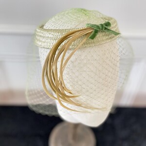 FESTIVE 1950\'s IVORY & SEQUIN LACE COCKTAIL HAT + GREEN OSTRICH FEATHER Feather Cocktail 1950s Vintage Hats for Women for sale | eBay main image 3