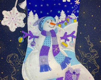 Media navideña de fieltro Bucilla “Frosty Night 86703” Producto terminado