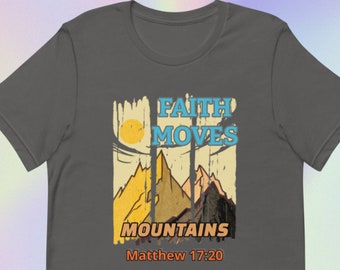 Può includere: Una t-shirt grigio scuro con un design grafico in stile vintage che presenta una catena montuosa, un sole e il testo "Faith Moves Mountains Matthew 17:20".