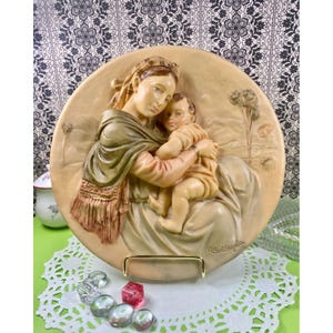 Santangela “Doni dell’Amore Materno” 3D Plate,  Alabaster, Italy 1988, mint